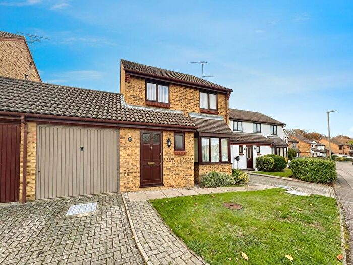 3 Bedroom Link Detached House For Sale In Redmayne Drive, Chelmsford, CM2