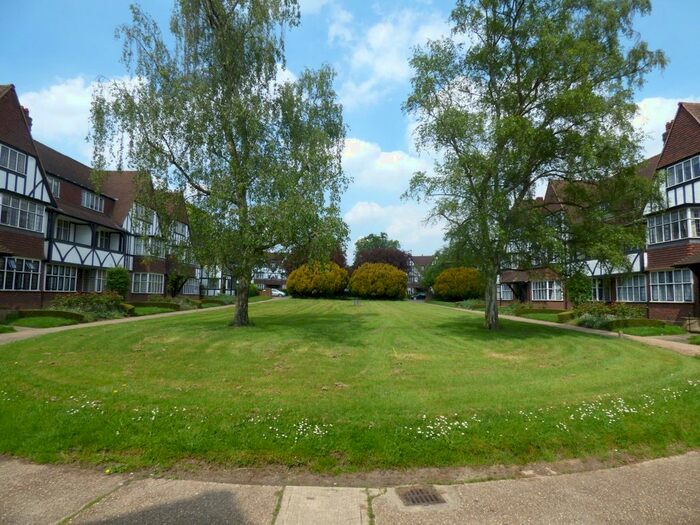 3 Bedroom Flat To Rent In Flat, Thanet Court, Queens Drive, London, W3