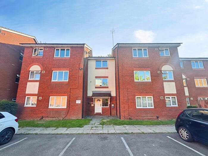Semi-Detached House To Rent In Flaxfield Court, Basingstoke, Hampshire, RG21