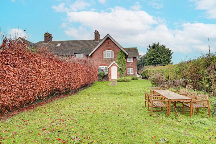 3 Bedroom Cottage To Rent In Fiddlers Hill, Luton Road, Harpenden, AL5