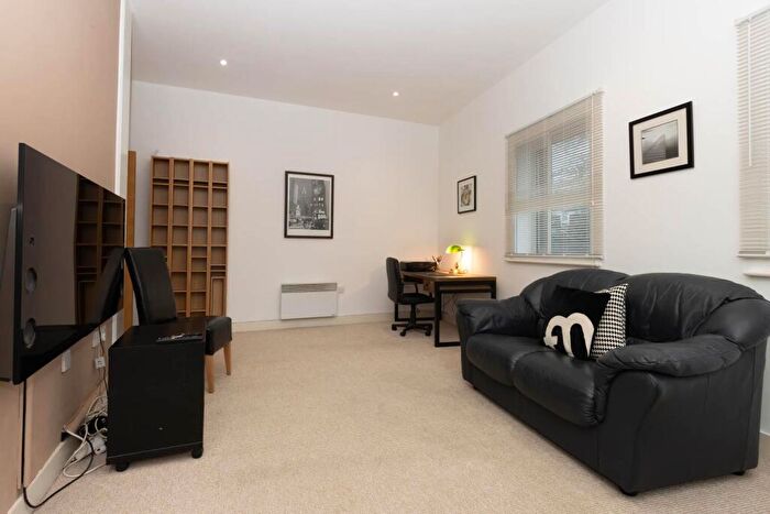 1 Bedroom Apartment To Rent In Holliday Wharf, Waterfront Walk, B1