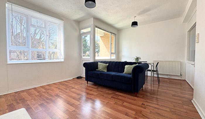 3 Bedroom Flat To Rent In B Darenth Road, London, N16