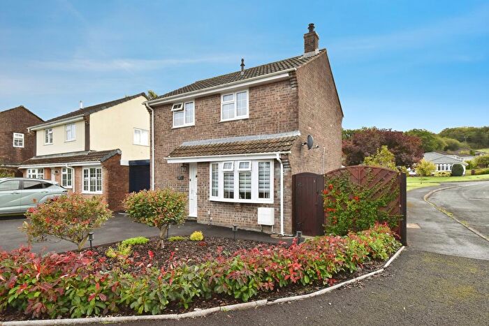 3 Bedroom Link Detached House For Sale In Heol Ceirios, Llandybie, Ammanford, Carmarthenshire, SA18