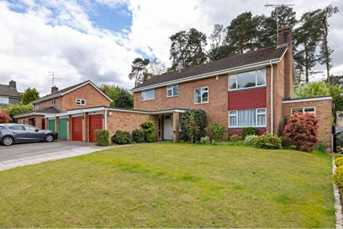 4 Bedroom Detached House For Sale In Roundway Close, Camberley, GU15