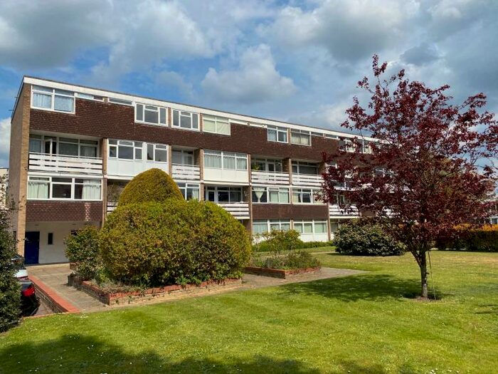 3 Bedroom Apartment To Rent In Woking, GU22