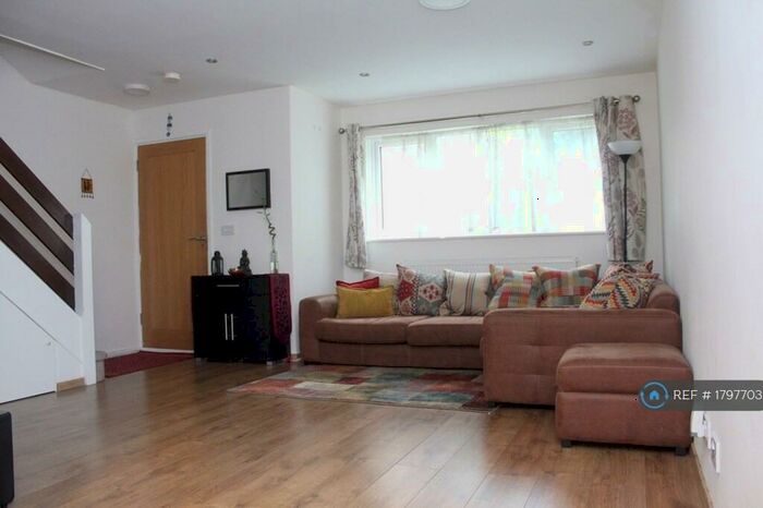 3 Bedroom End Of Terrace House To Rent In Garrick Crescent, Croydon, CR0