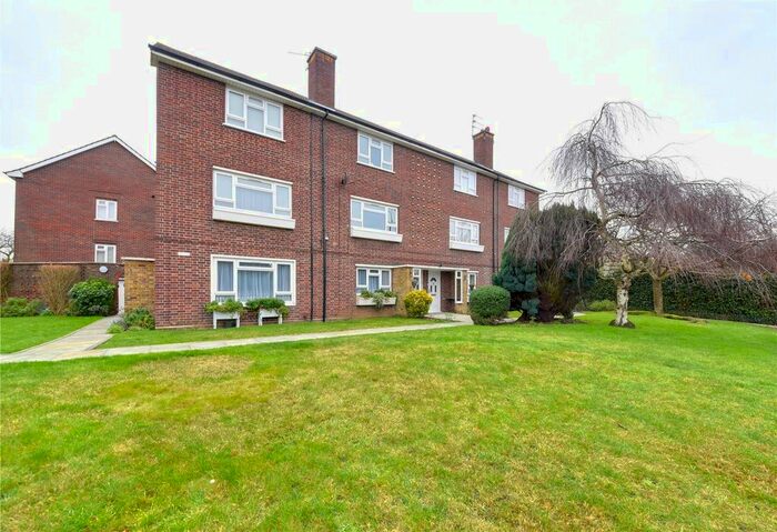 2 Bedroom Flat To Rent In High Street, Bushey, WD23