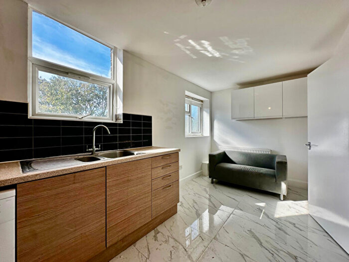 3 Bedroom Flat To Rent In Amersham Road, SE14