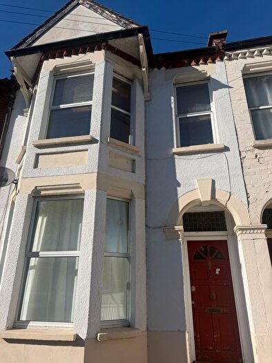 2 Bedroom Flat To Rent In Spring Field, London, N15