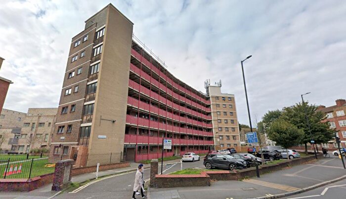 3 Bedroom Flat To Rent In Haddonfield, London, SE8