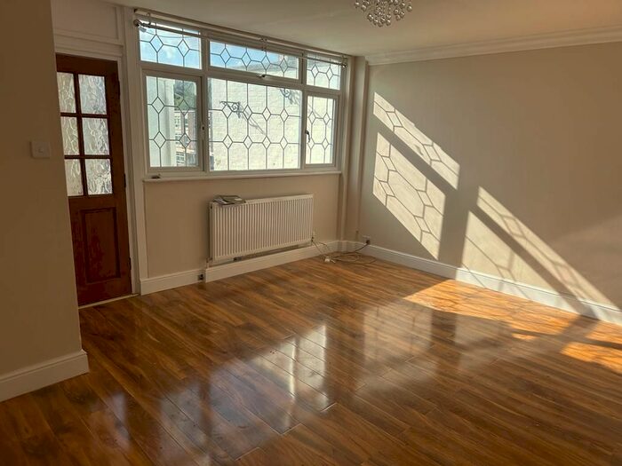 3 Bedroom Town House To Rent In Linstead Way, London, SW18