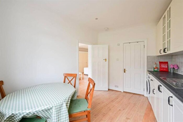 Studio To Rent In Clifton Gardens, Temple Fortune, NW11