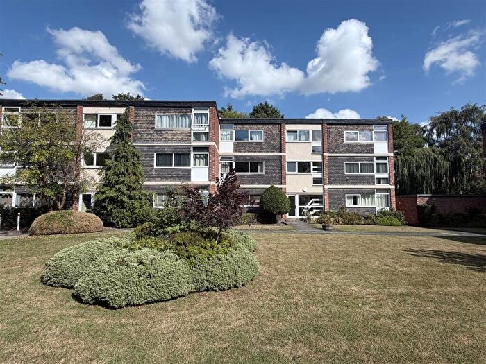 1 Bedroom Apartment For Sale In Grove Court, Headingley, LS6