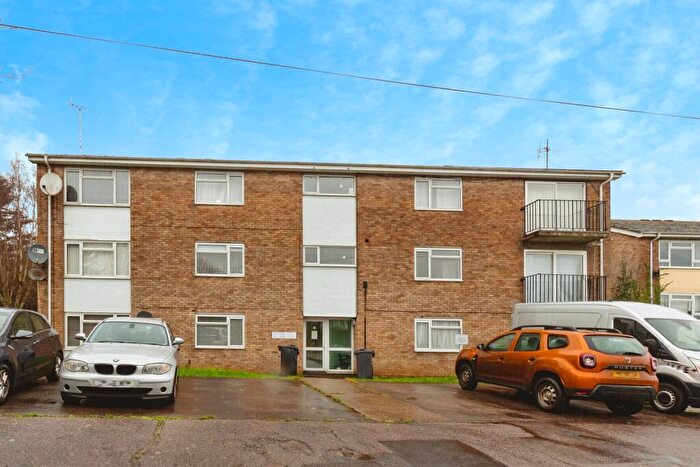 2 Bedroom Flat For Sale In Waldgrooms, Dunmow, CM6