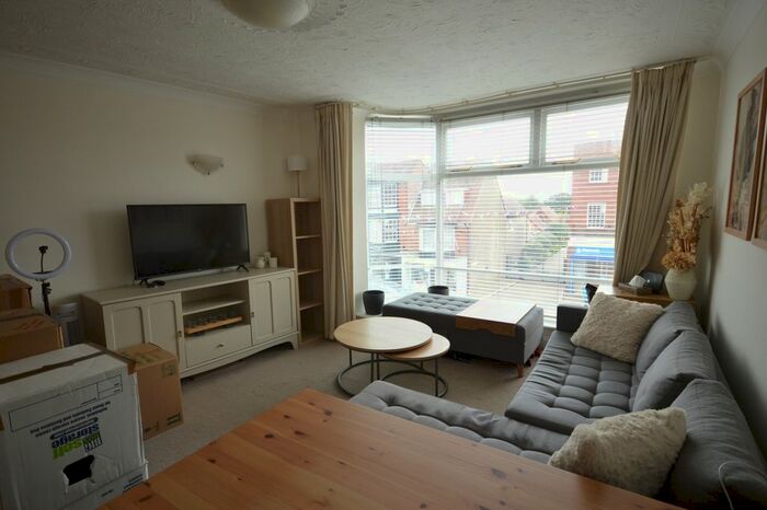 1 Bedroom Flat To Rent In High Street, Lymington, Hampshire, SO41