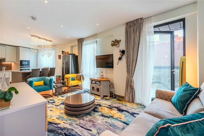2 Bedroom Flat For Sale In Drapers Yard, London, SW18