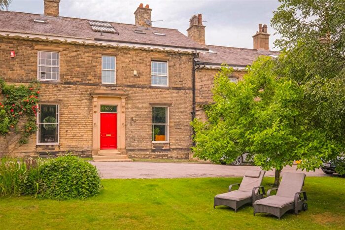5 Bedroom Terraced House For Sale In Whinney Field, Halifax, HX3