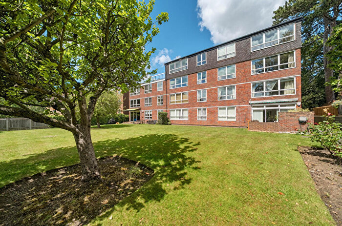 2 Bedroom Apartment For Sale In Court Downs Road, Beckenham, Kent, BR3