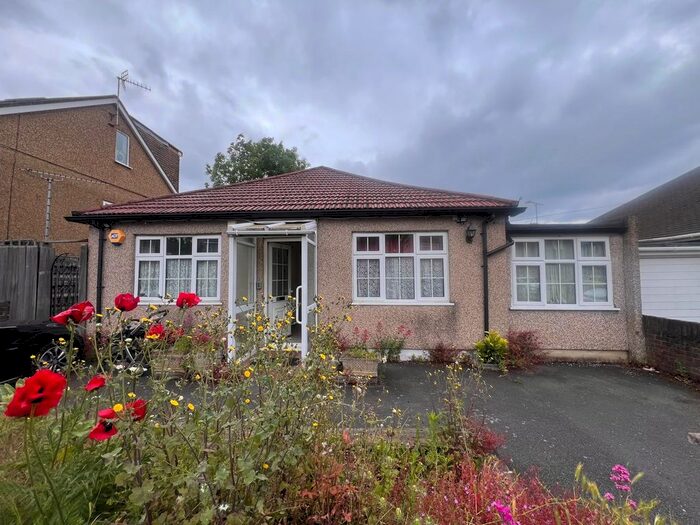 4 Bedroom Detached Bungalow To Rent In Mahlon Avenue, Ruislip, HA4