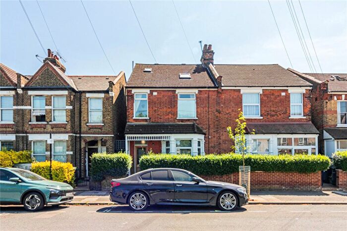 3 Bedroom Apartment For Sale In Park Road, London, N11