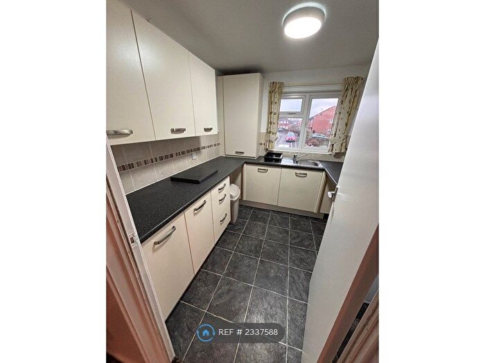 2 Bedroom Flat To Rent In Cranmore Rise, Leeds, LS10