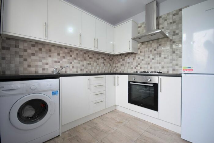 3 Bedroom Flat To Rent In Oswyth Road, Camberwell SE5