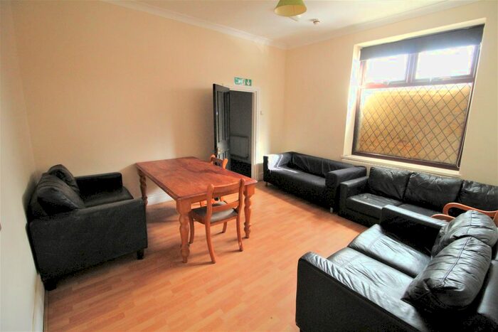 7 Bedroom Semi-Detached House To Rent In Droylesden Road, Manchester, M40