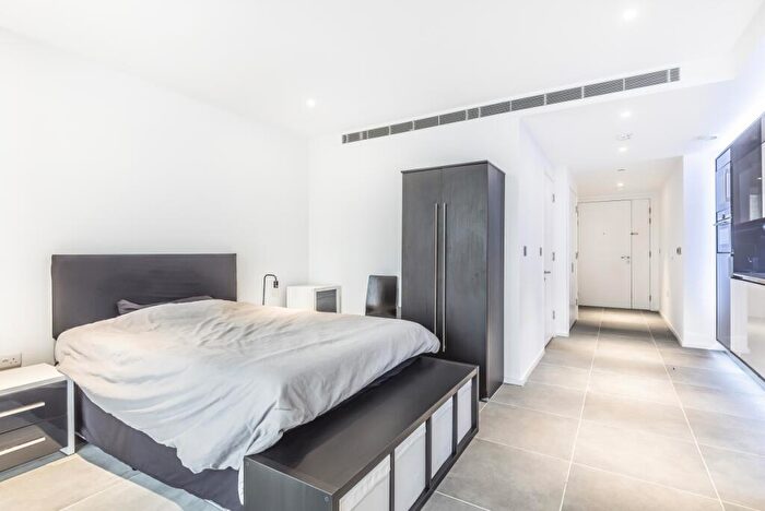 Flat To Rent In Dollar Bay Place, Canary Wharf, London, E14