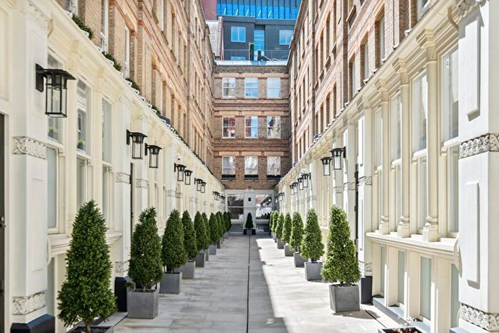 1 Bedroom Apartment To Rent In - Dyer's Buildings, Pink Mews, London, EC1N