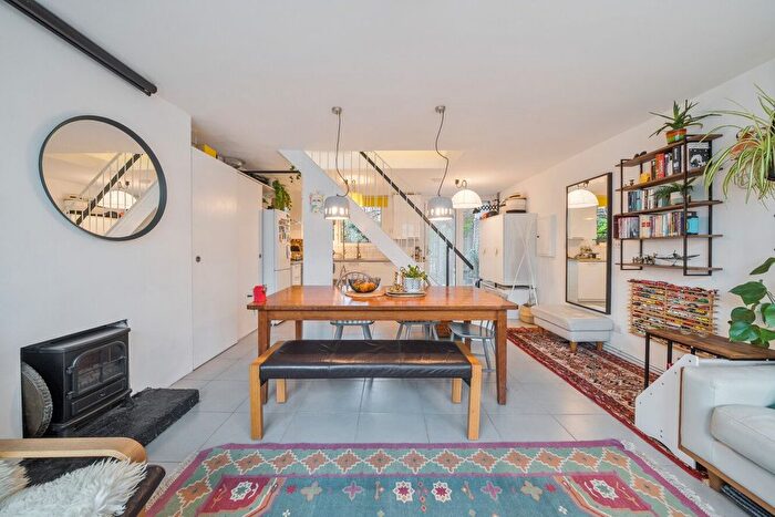 3 Bedroom Maisonette For Sale In Holybourne Avenue, London, SW15