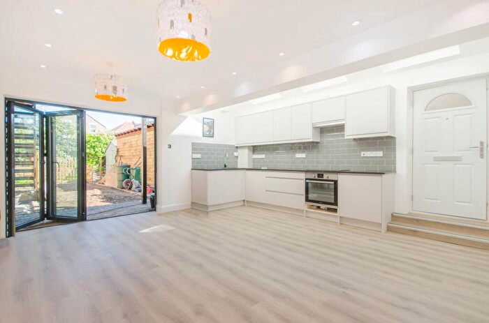 2 Bedroom Flat To Rent In Brownhill Road, Catford, London, SE6