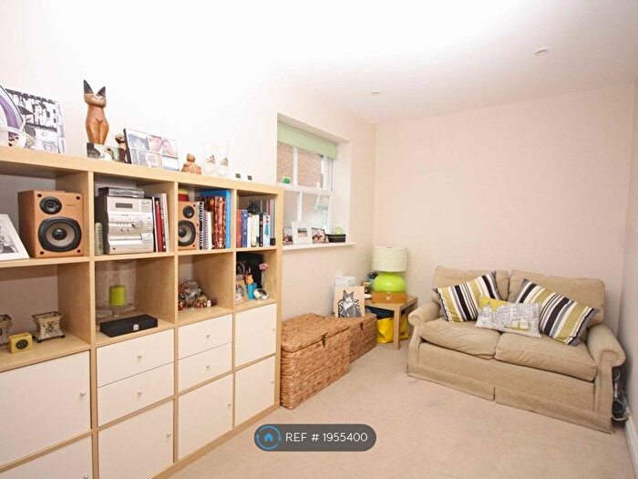 2 Bedroom Flat To Rent In Tolworth Park Road, Surbiton, KT6
