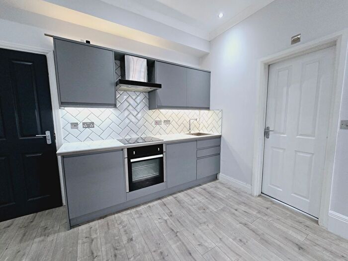 3 Bedroom Flat To Rent In St. Pauls Road, London, N1