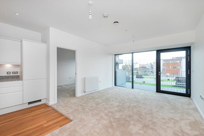 2 Bedroom Flat To Rent In Valentines House, Illford Hill, IG1