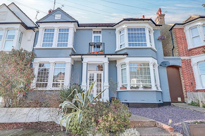 3 Bedroom Maisonette For Sale In Retreat Road, Westcliff-On-Sea, SS0