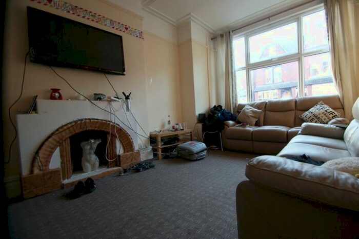 7 Bedroom Terraced House To Rent In Chestnut Avenue, Hyde Park, Leeds, LS6