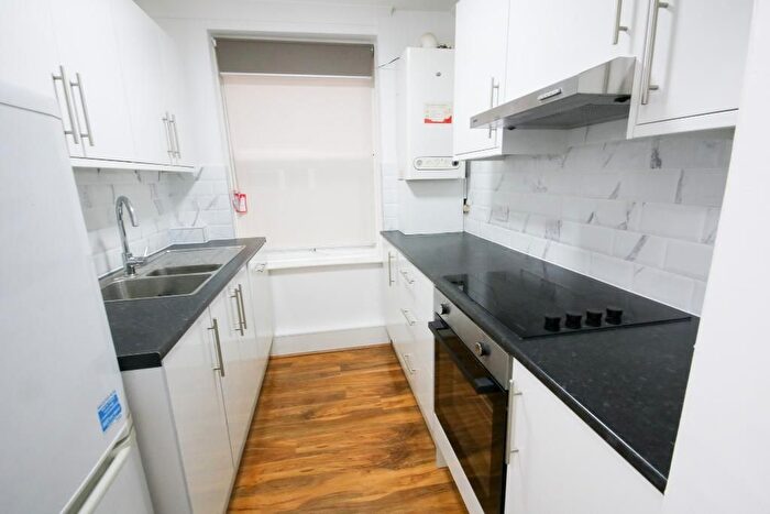 2 Bedroom Flat To Rent In Southview House, Manns Road, Edgware, Middlesex, HA8