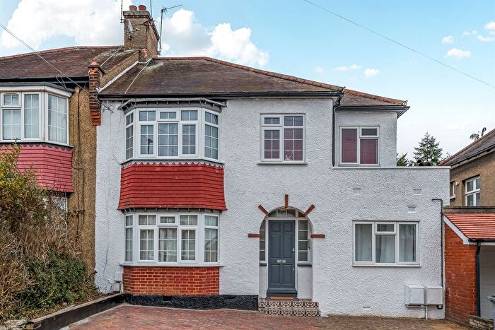 3 Bedroom Flat For Sale In Oakleigh Crescent, London, N20