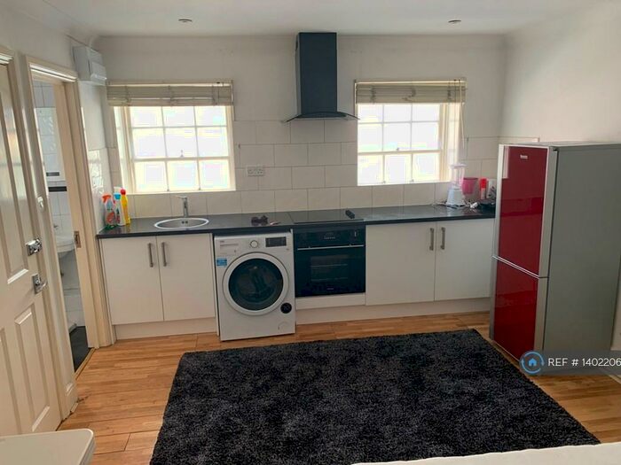 Studio To Rent In Alie St, London, E1