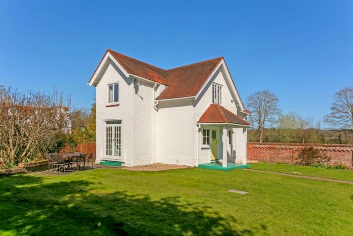 3 Bedroom Cottage To Rent In Riversdale Bourne End, SL8