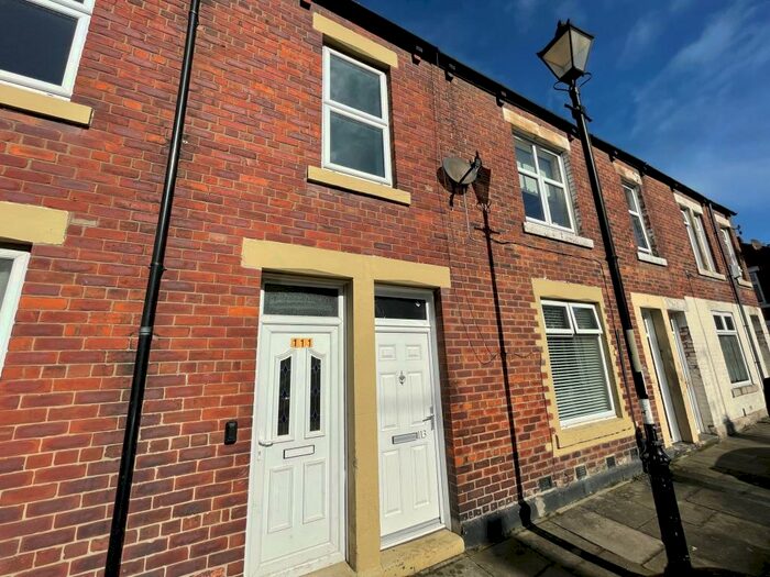 3 Bedroom Flat To Rent In St. Pauls Road, Jarrow, Tyne And Wear, NE32