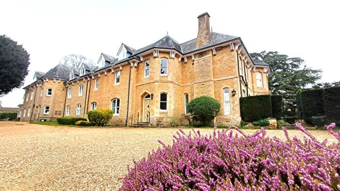 2 Bedroom Flat For Sale In Enstone Road, Charlbury, OX7