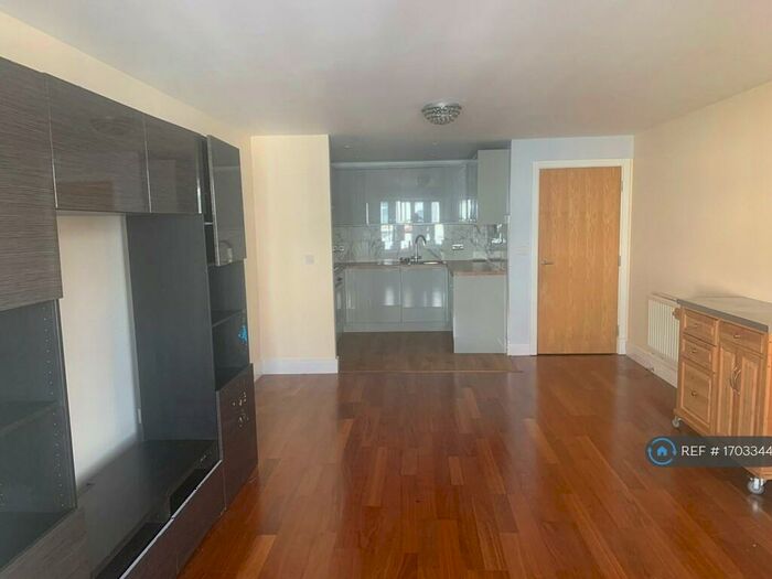 2 Bedroom Flat To Rent In California Close, Sutton, SM2