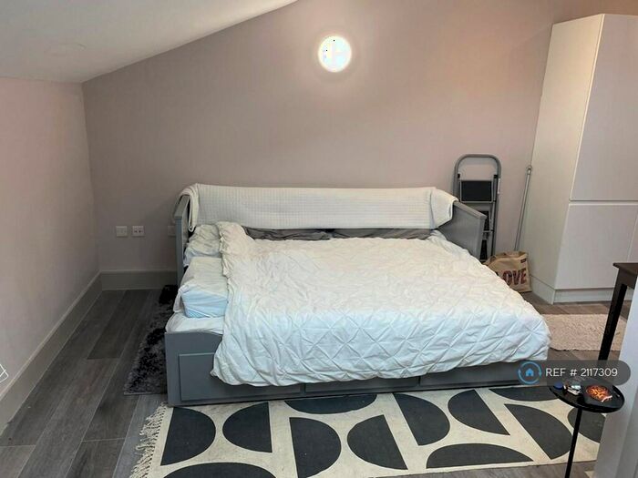 Studio To Rent In Cube House, Stoke Mandeville, Aylesbury, HP22