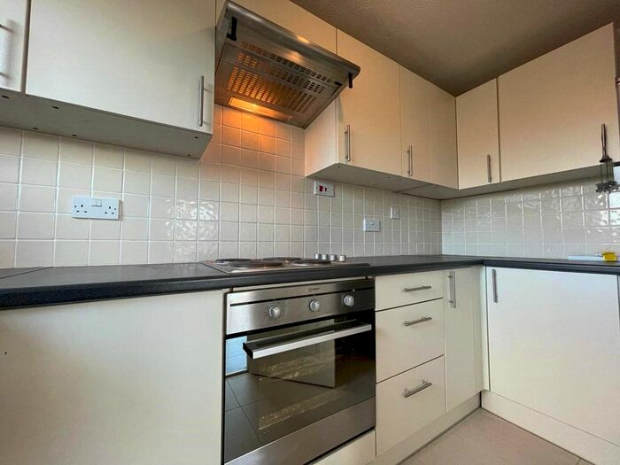 2 Bedroom Flat To Rent In Broadlands Court, Wokingham Road, Bracknell, Berkshire RG42