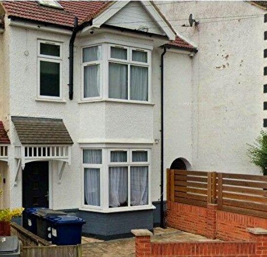 5 Bedroom Semi-Detached House To Rent In Babington Road, London, NW4