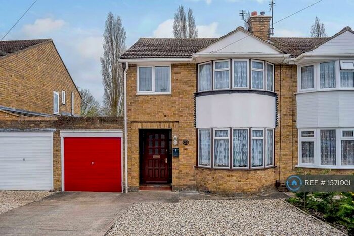 4 Bedroom Semi-Detached House To Rent In Cromwell Way, Kidlington, OX5