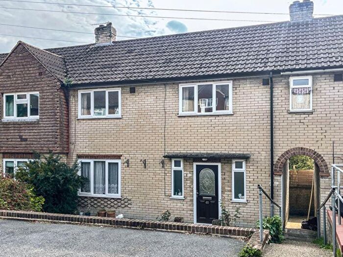 3 Bedroom Terraced House For Sale In Hillary Road - Bedrooms - No Chain, HP13
