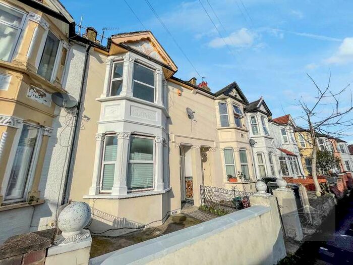 4 Bedroom Terraced House To Rent In Grove Road, Hounslow, TW3