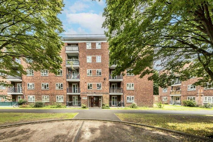 3 Bedroom Flat To Rent In Edensor Gardens, London, W4